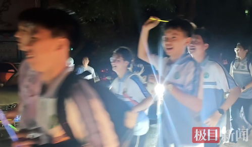 九年级学生最后一堂晚自习下课,老师打开车灯道别,前行的路已照亮,奔跑吧,骄傲的少年 极目新闻