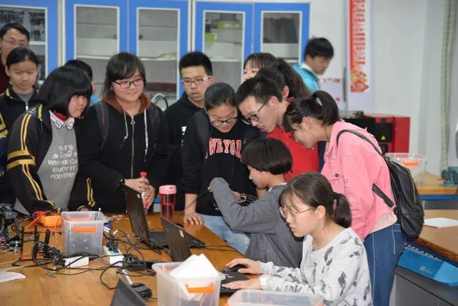 启黄中学师生家长来我校访问交流