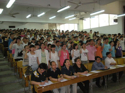 启黄中学2011年五四表彰大会暨新团员入团宣誓仪式